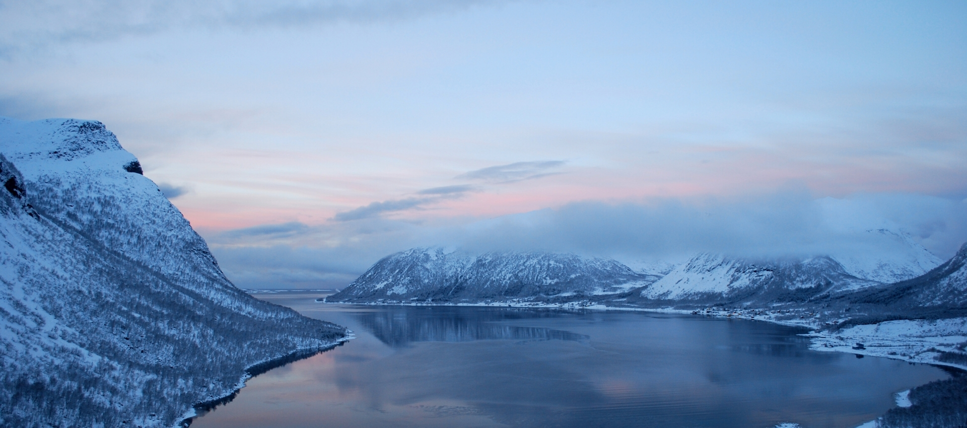 Utsikt over hav og fjell