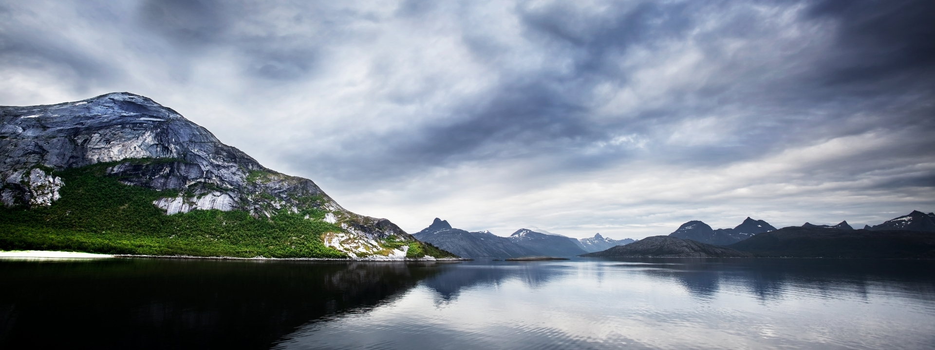 Utsikt over hav og fjell