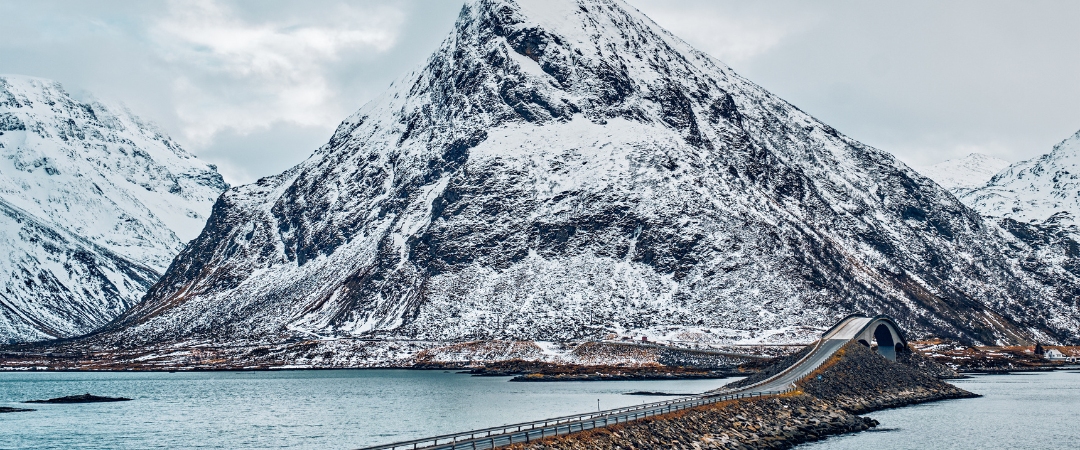 Bro som går over havet til et fjell