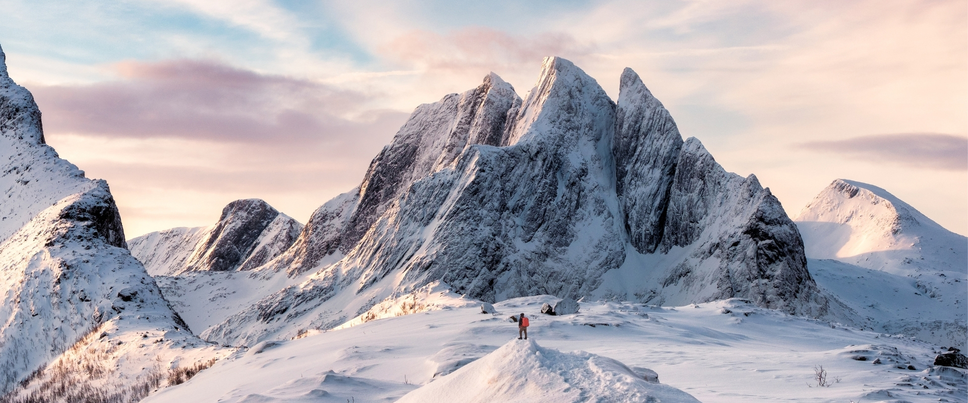 Mann står på et fjell