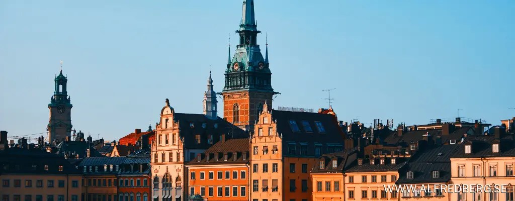 Oransje bygninger i dagslys