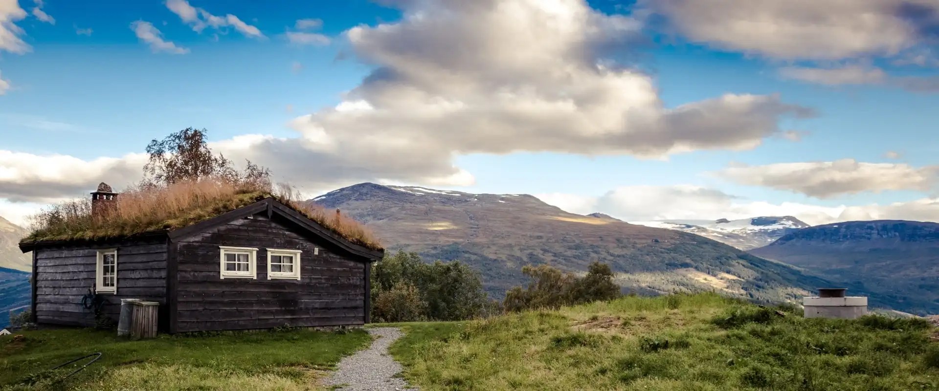 Sort hytte på et fjell