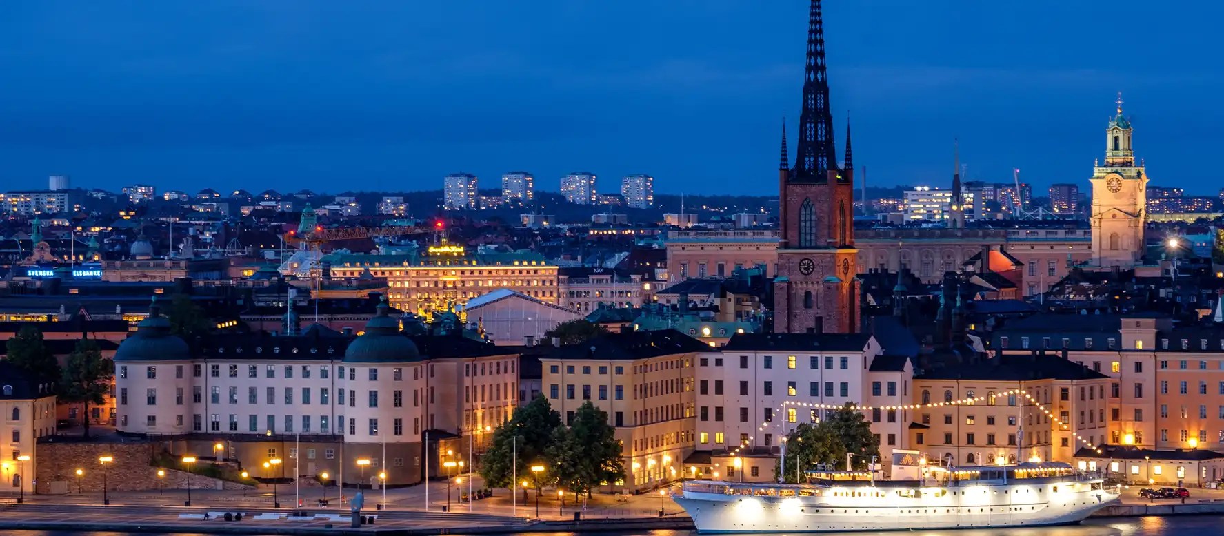 Stockholm på kvelden tatt fra havnen